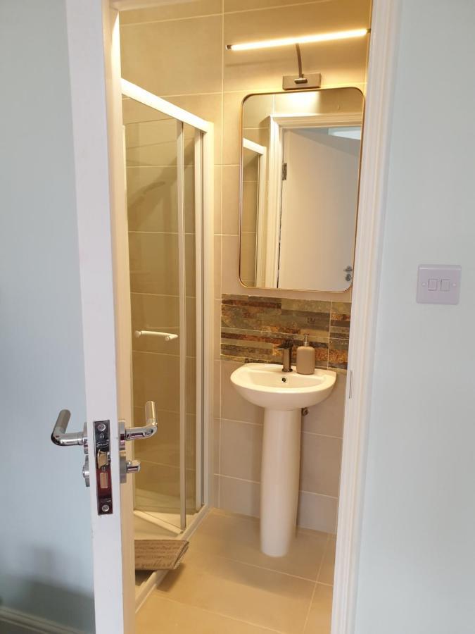 Beautiful Double En-Suite Room, Separate Entrance, Ilford, Central Line Gants Hill, Free Parking Eksteriør billede