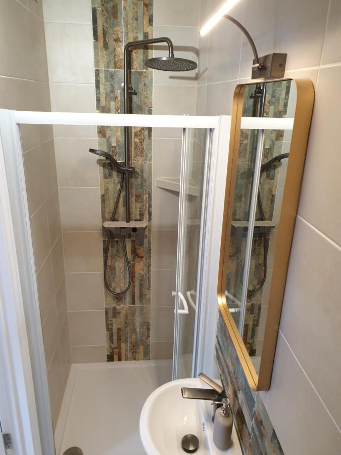 Beautiful Double En-Suite Room, Separate Entrance, Ilford, Central Line Gants Hill, Free Parking Eksteriør billede