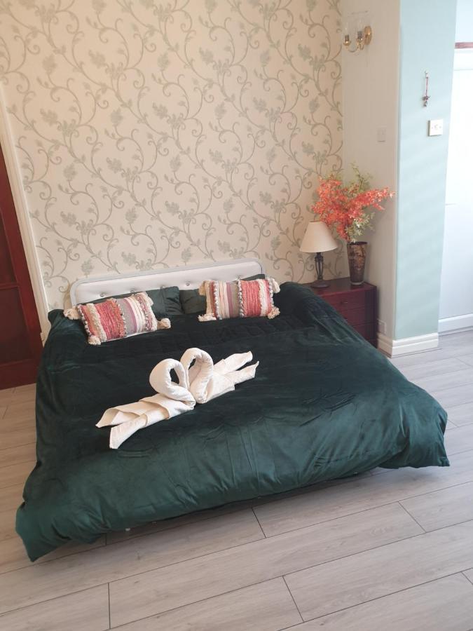 Beautiful Double En-Suite Room, Separate Entrance, Ilford, Central Line Gants Hill, Free Parking Eksteriør billede