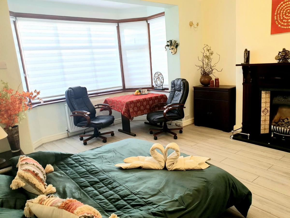 Beautiful Double En-Suite Room, Separate Entrance, Ilford, Central Line Gants Hill, Free Parking Eksteriør billede